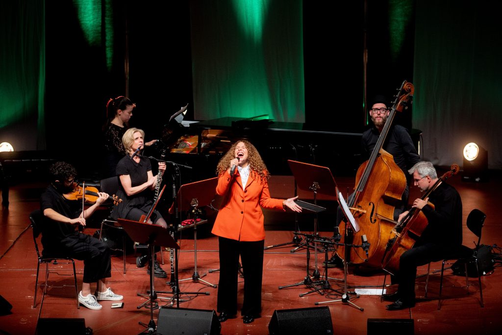 Joy Denalane bei ihrem Auftritt auf der PASS Late Year Benefiz Bühne in der Alten Oper in Frankfurt.