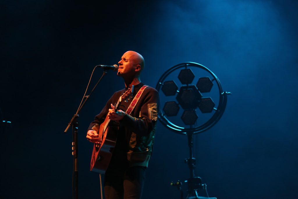 Milow bei seinem Auftritt auf der PASS Late Year Benefiz Bühne in der Alten Oper in Frankfurt.