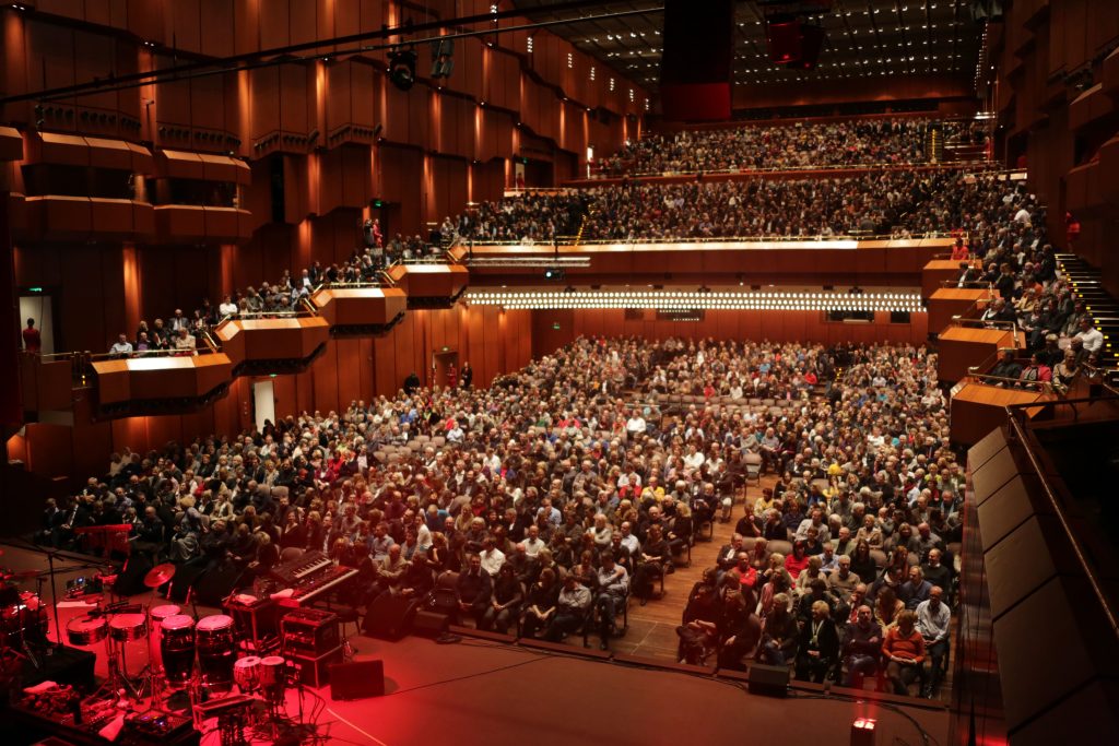 Publikum in den Sitzreihen in der Alten Oper in Frankfurt