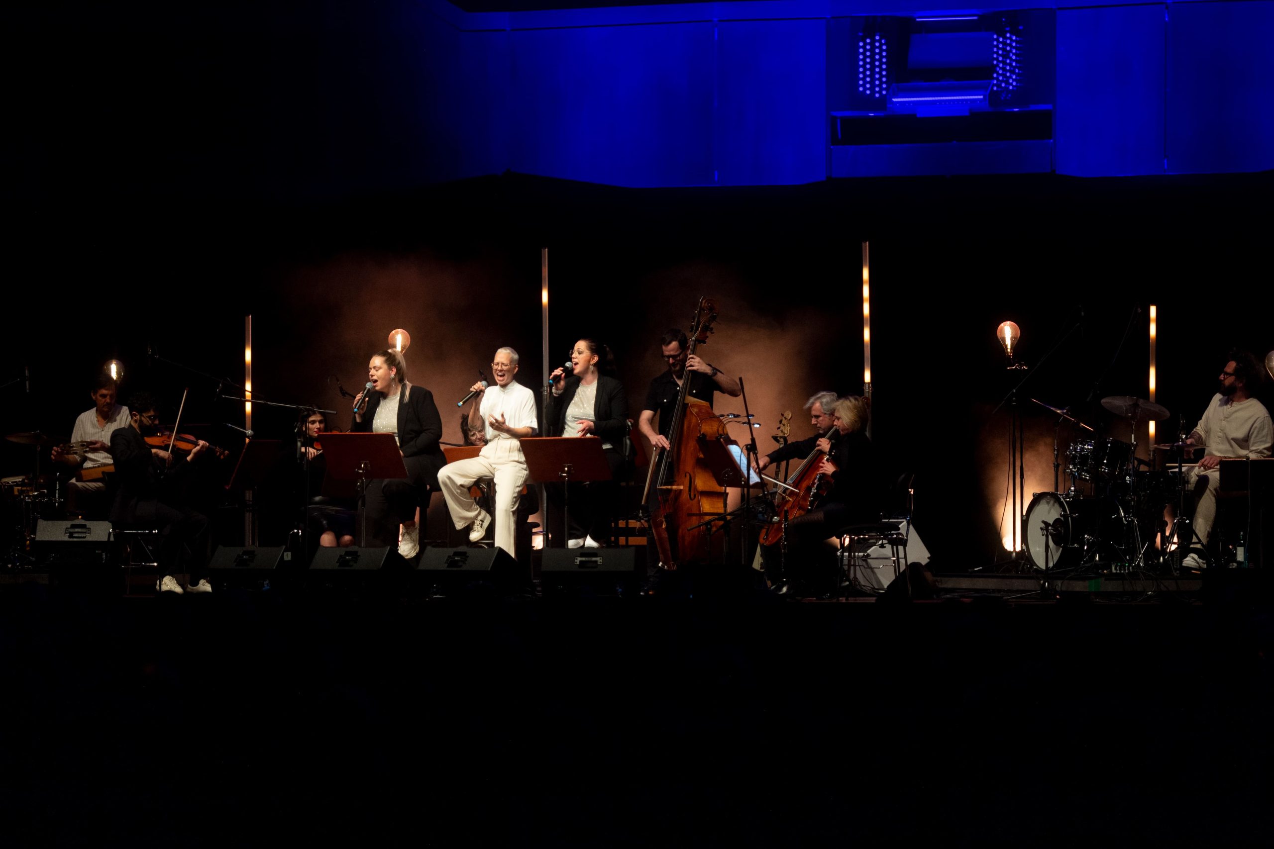 Stefanie Heinzmann mit ihrer Band bei ihrem Auftritt auf der PASS Late Year Benefiz Bühne in der Alten Oper in Frankfurt.