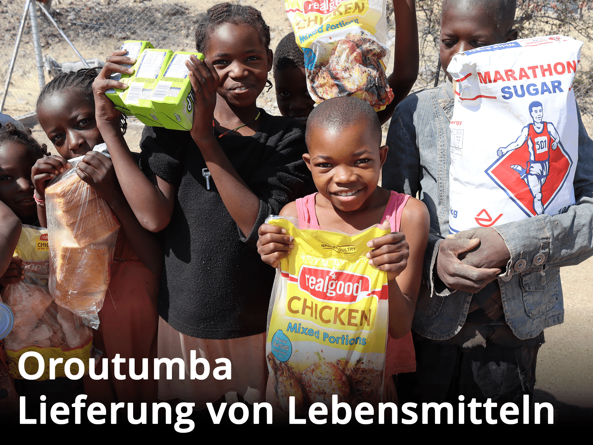 Mehrere Kinder halten in Oroutumba eine Lieferung von Lebensmitteln.