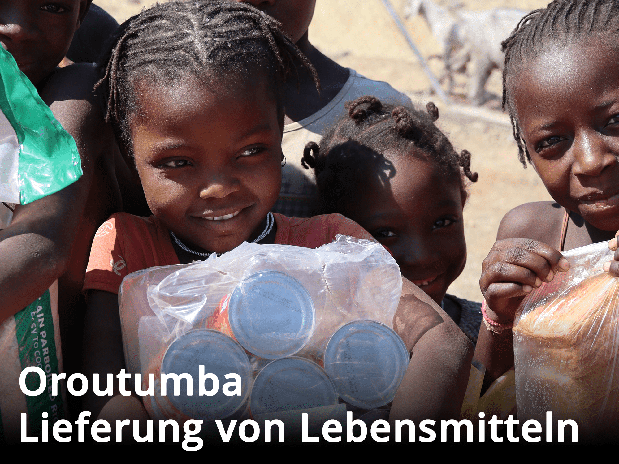 Mehrere Kinder halten in Oroutumba eine Lieferung von Lebensmitteln.