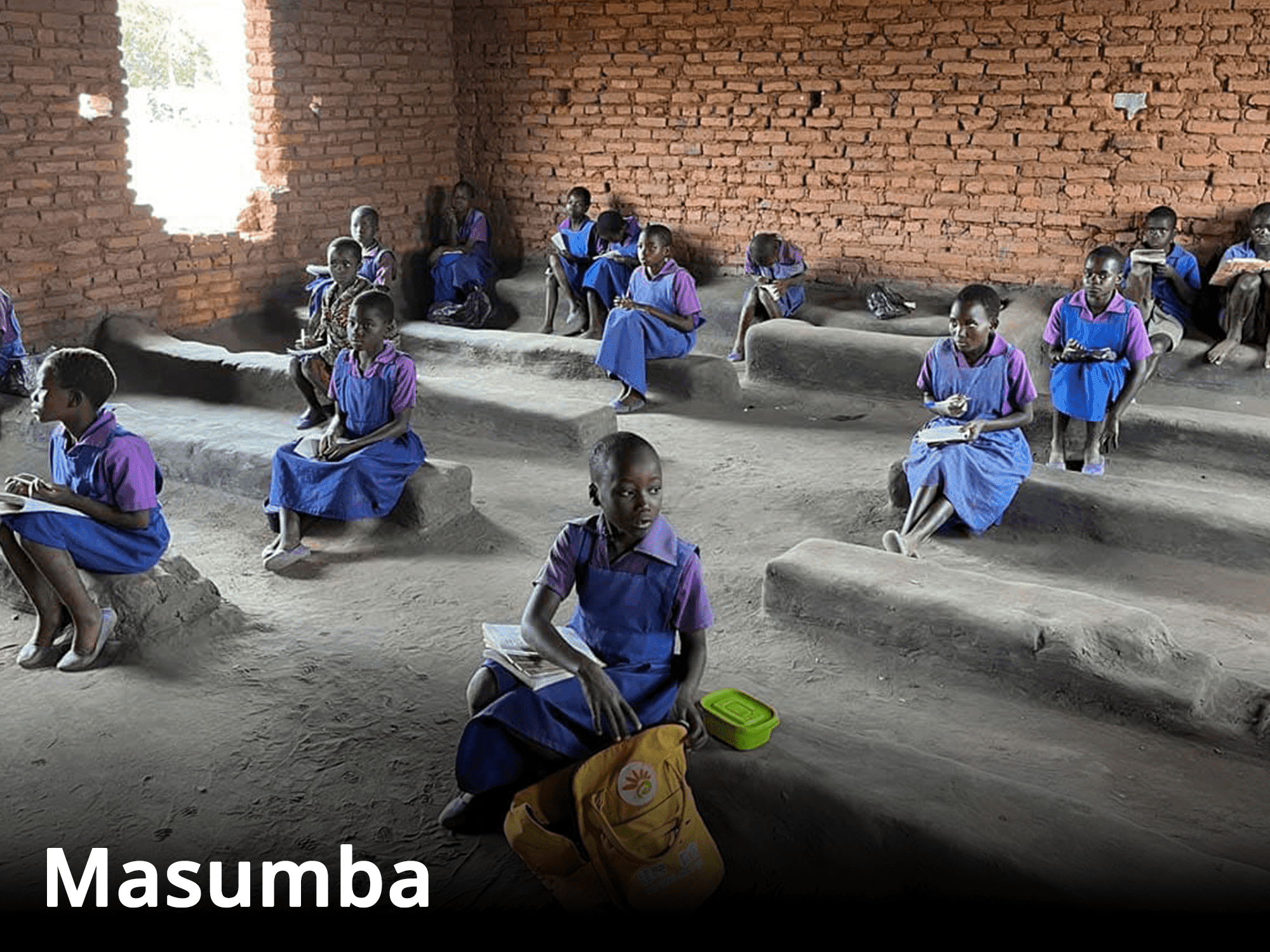 Mehrere Kinder sitzen in einem Klassenzimmer in Masumba.