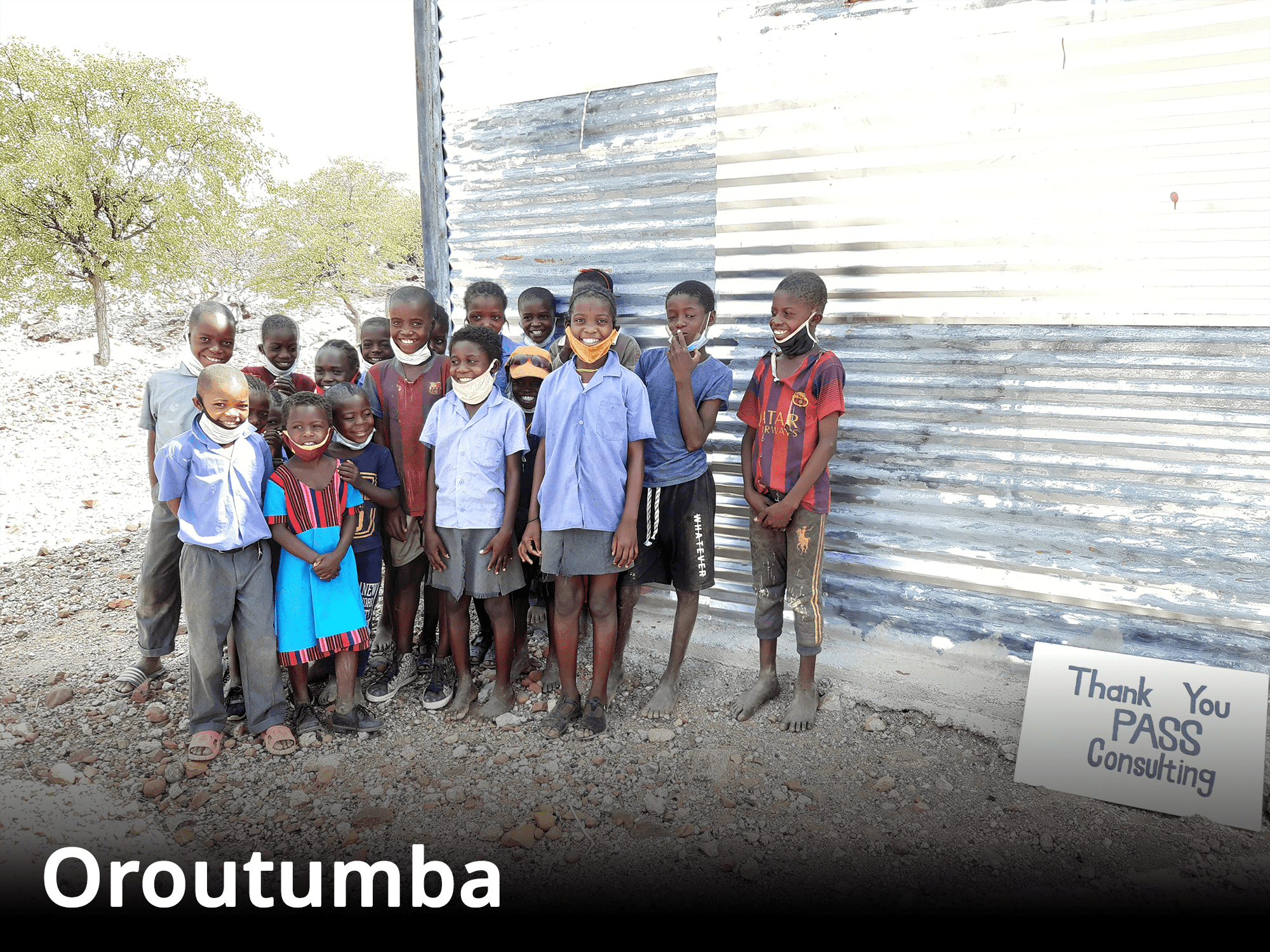 Eine Gruppe von Kindern steht vor einem Gebäude, das im Rahmen eines Spendenprojekts für den Schulbau in Oroutumba errichtet wurde.