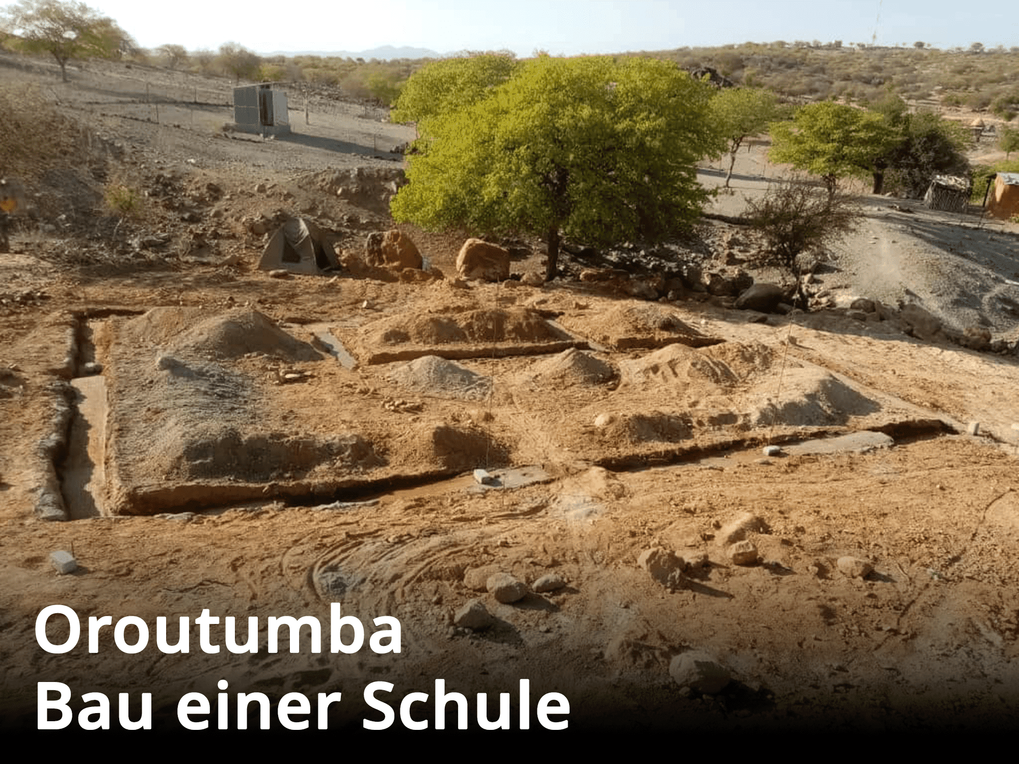 Grundrisse für den Bau einer Schule in Oroutumba sind auf der Erde zu sehen.