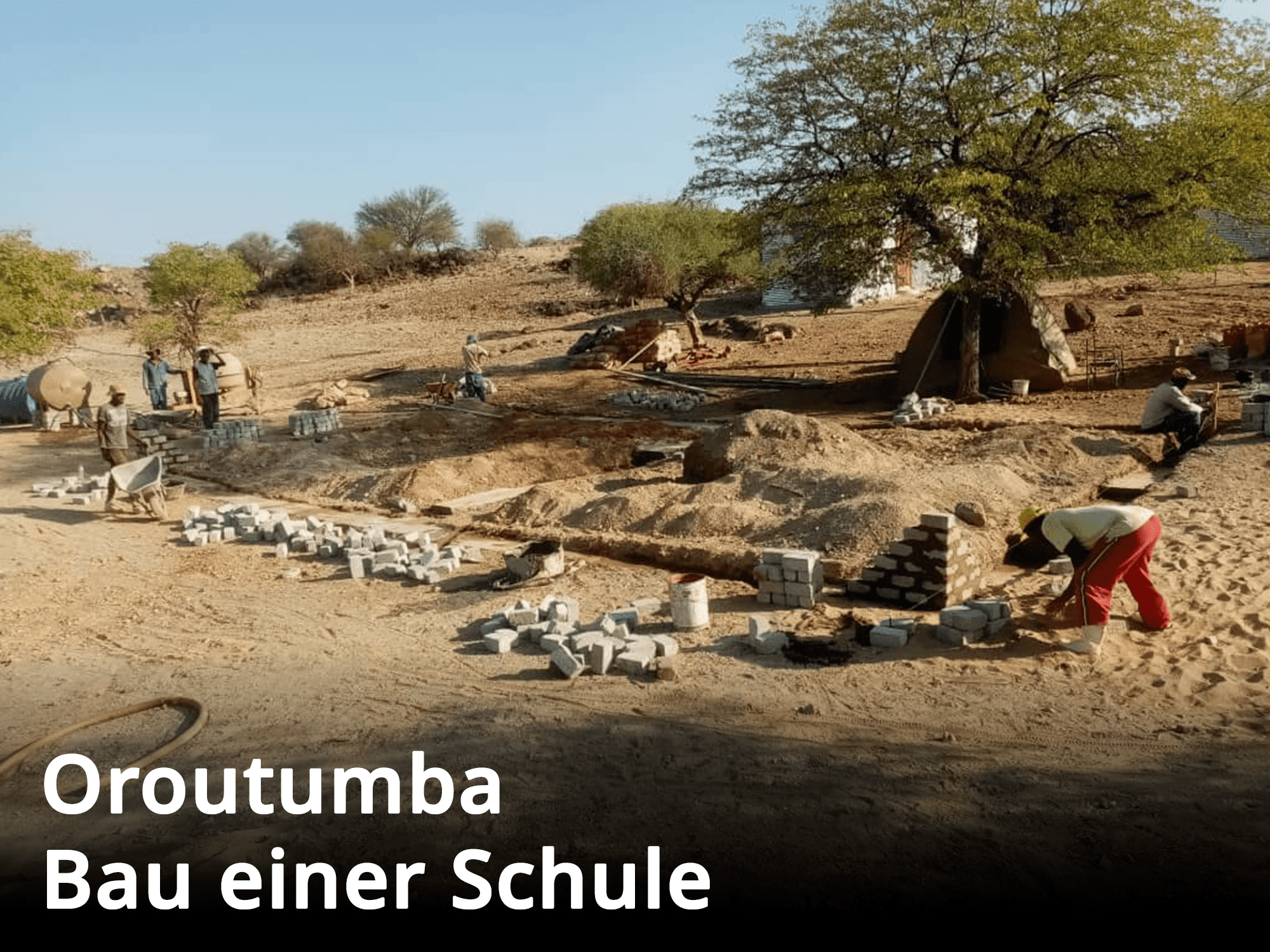 Erste Steine sind aufeinander platziert. Hier wird gerade eine Schule in Oroutumba gebaut.