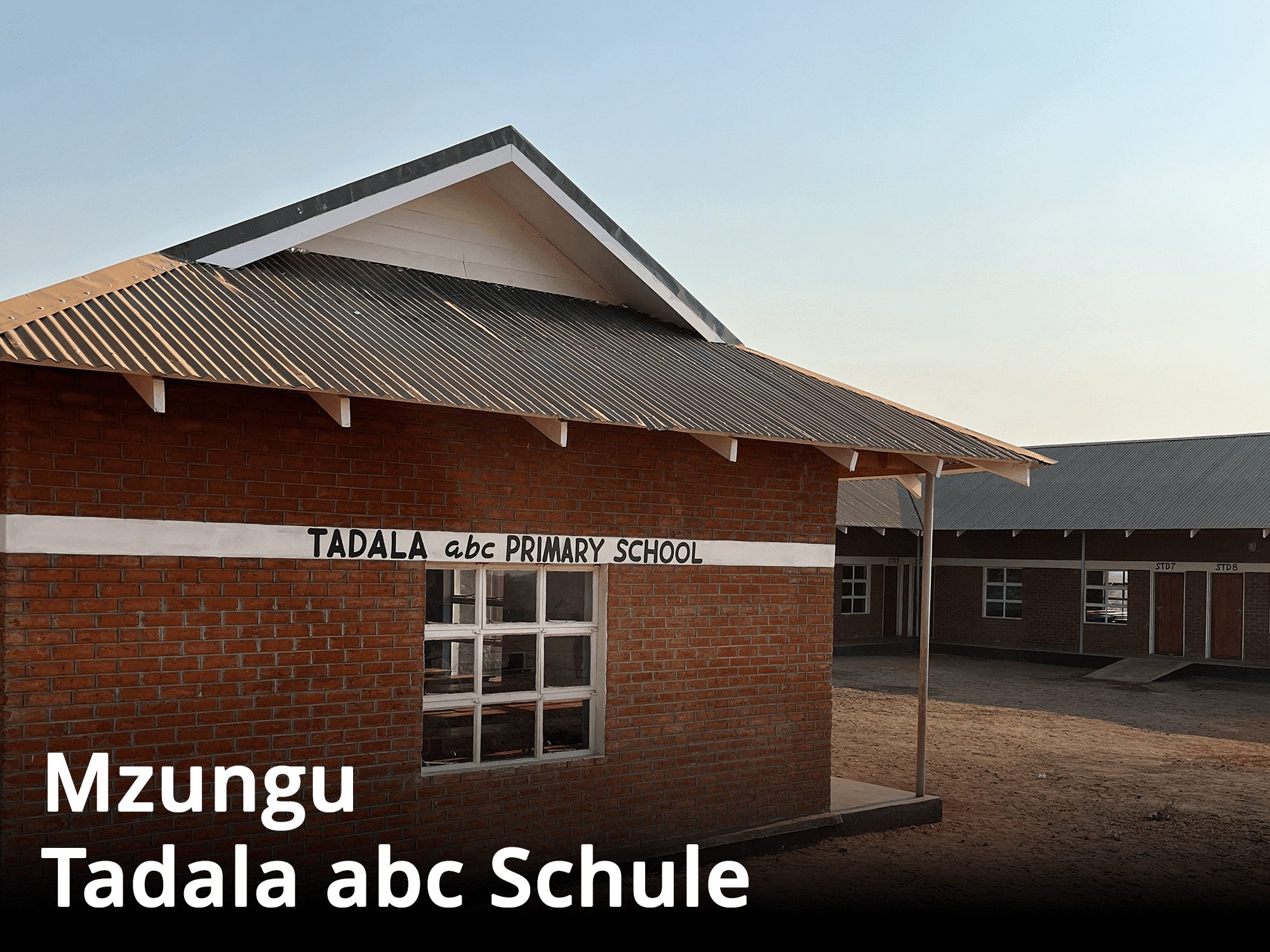 Die Hausfront des Backsteinhauses der Tadala abc Schule in Mzungu.